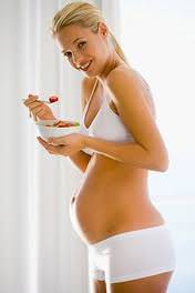 Беременная женщина и тарелка фруктов