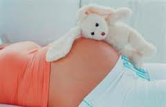 Беременная женщина и игрушка