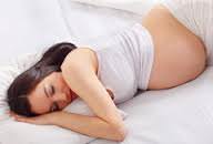 Беременная женщина спит