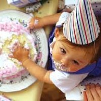 Ребенок и торт