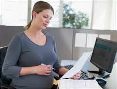 Беременная женщина и документы