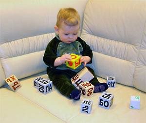 Ребенок и кубики