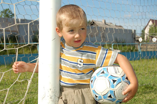 Мальчик и мячик