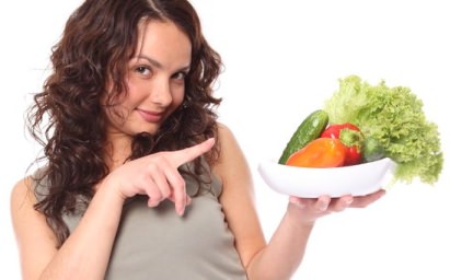 Девушка и тарелка с овощами