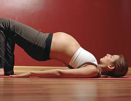 Беременная и коврик для йоги