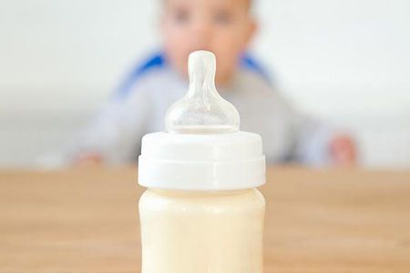 бутылочка и ребенок