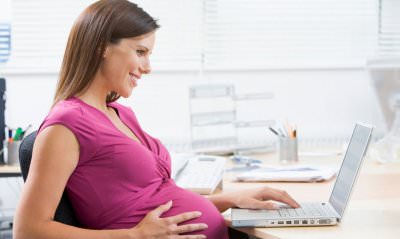 беременная за ноутбуком