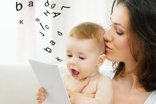 Мам и ребенок изучает буквы