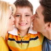 Родители целуют сына