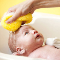 Мытье головы ребенка