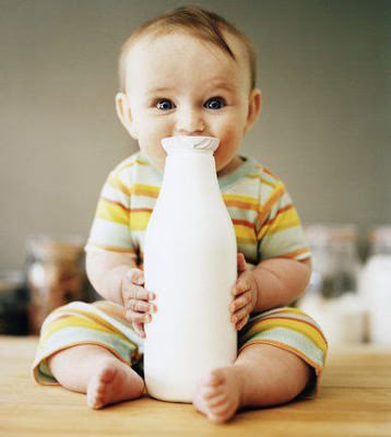 Ребенок и бутылка молока