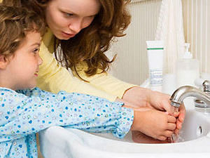 Мама с сыном моет руки