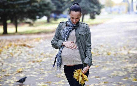 Беременная женщина на прогулке
