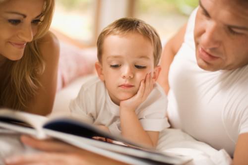 Родители учат читать сына