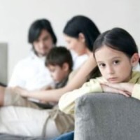 Родители и двое детей на диване
