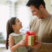 Девочка дарит подарок отцу