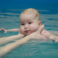 Новорожденный плавает