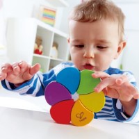 ребенок и разноцветная игрушка