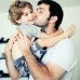 отец целует ребенка